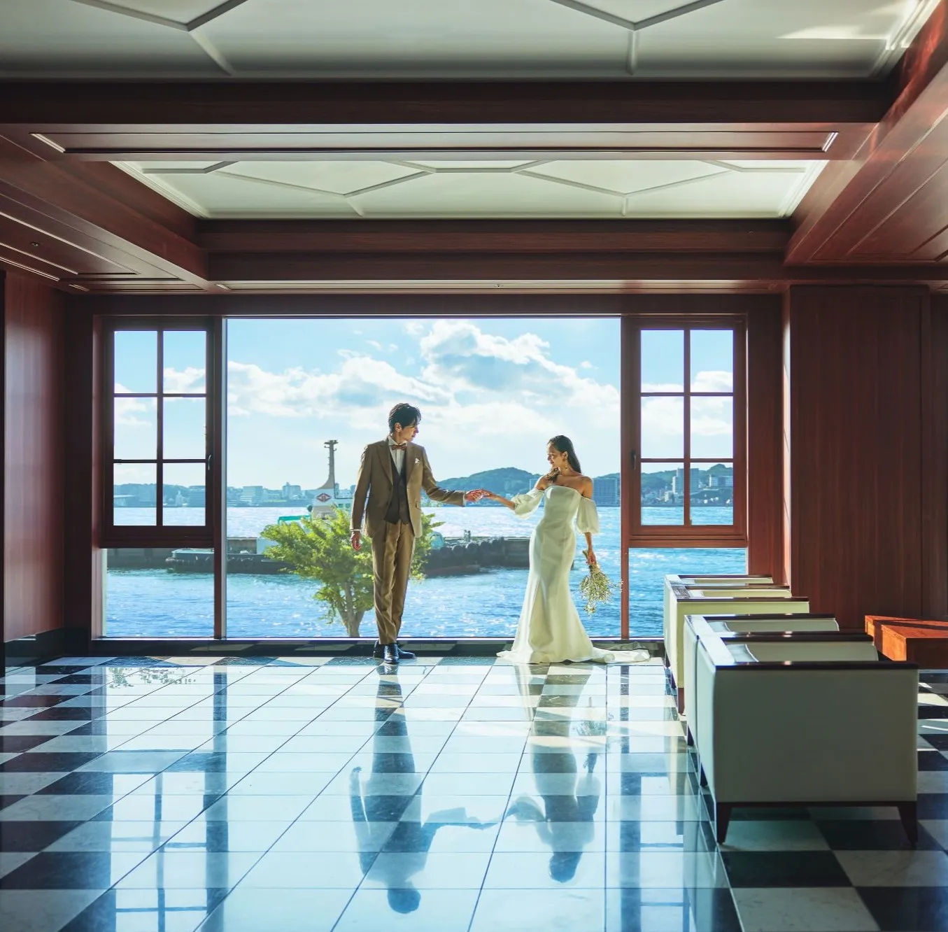 ホテルの窓から関門海峡を望む新郎新婦