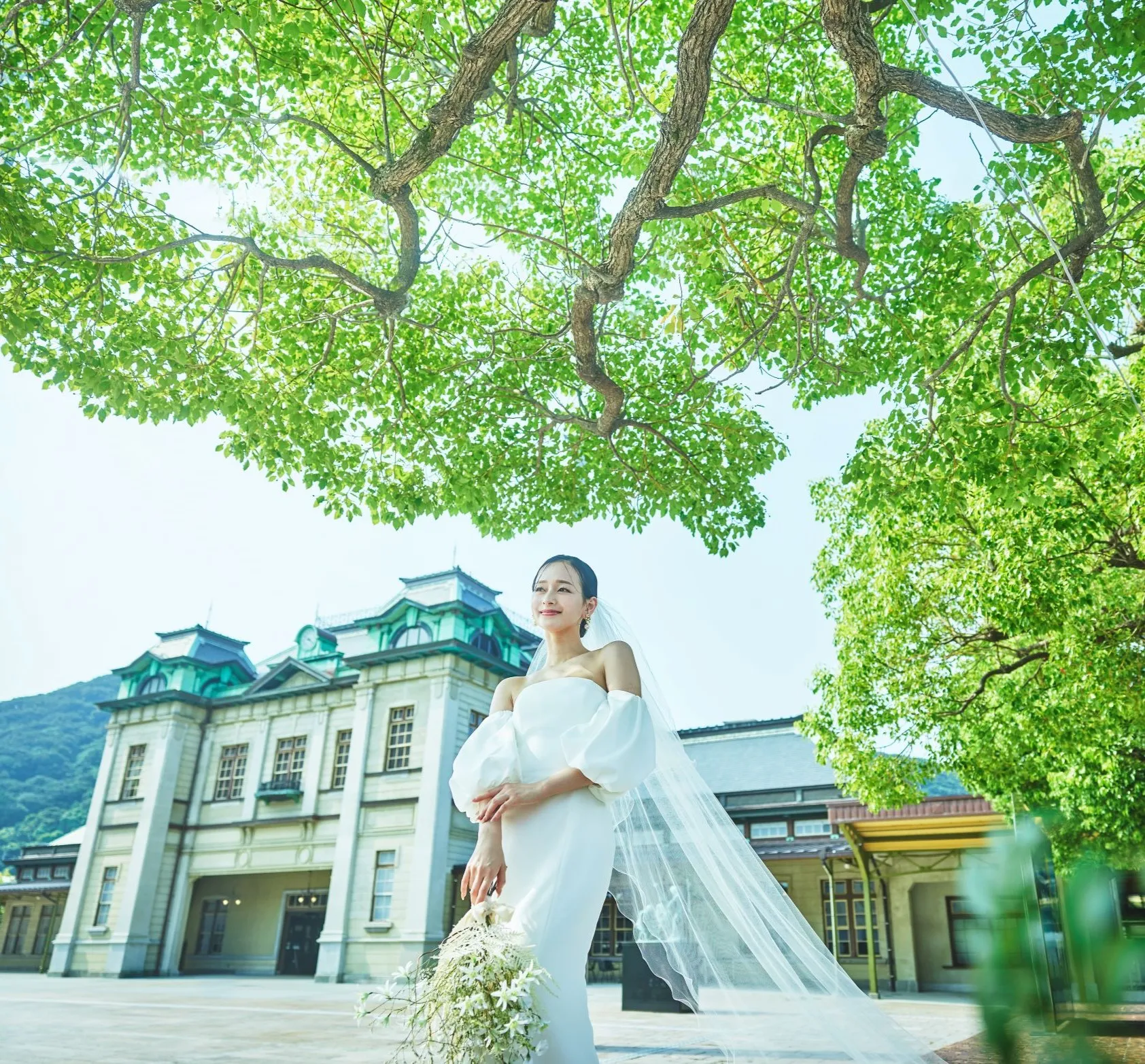 緑と歴史的建造物を背にした花嫁のポートレート